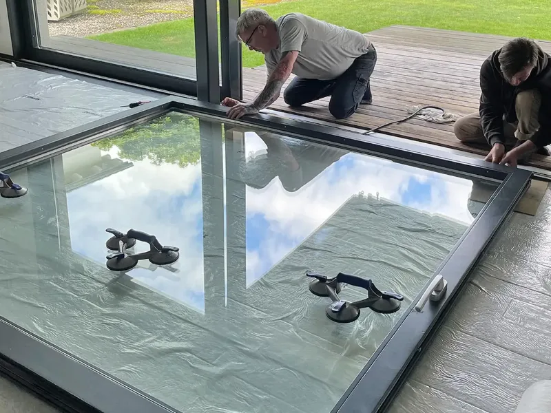 Technicien réparant une baie coulissante à Vitrolles
